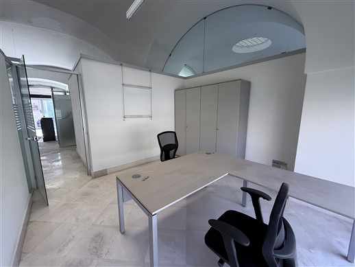 Centrale Locale Indipendente In Pietra di 6 Ambienti. 3 Esposizioni.